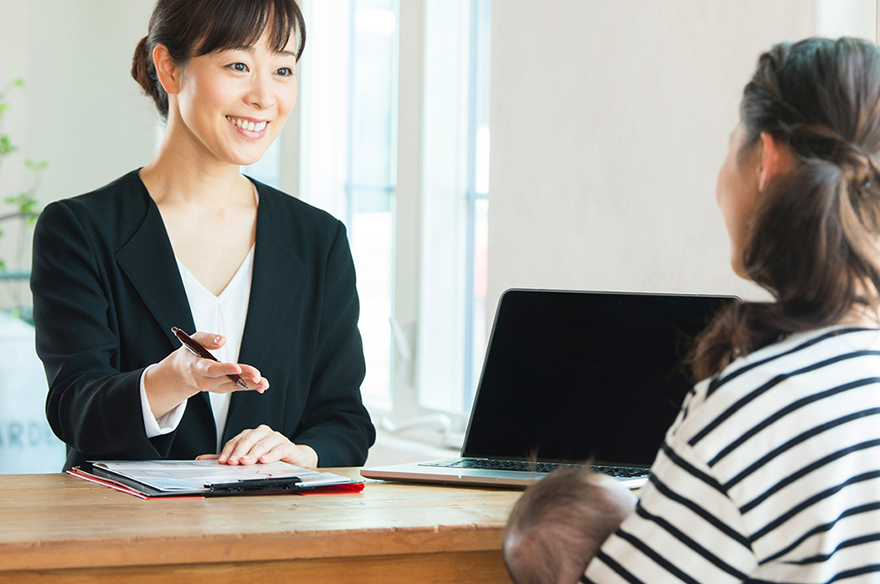 窓口でプランナーに相談しているイメージ